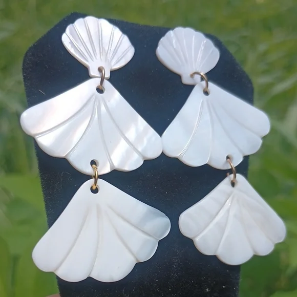 VTG Mother Of Pearl Shell Earrings - Picture 4 of 7
